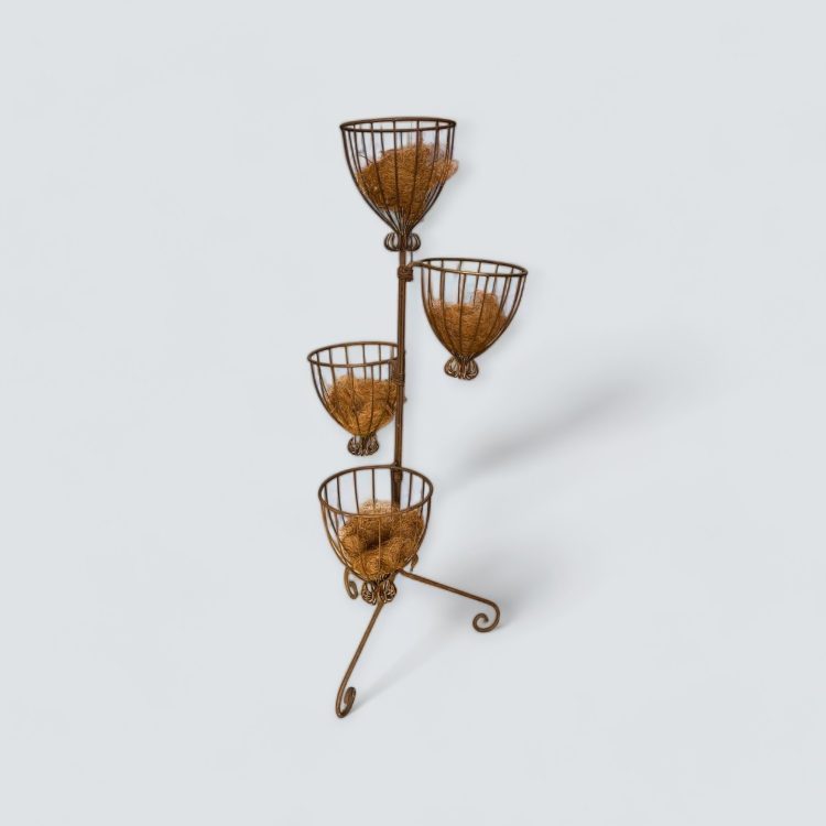 escalera de maceteros de hierro para decoracion. Alquiler para decoraciones de bodas y eventos