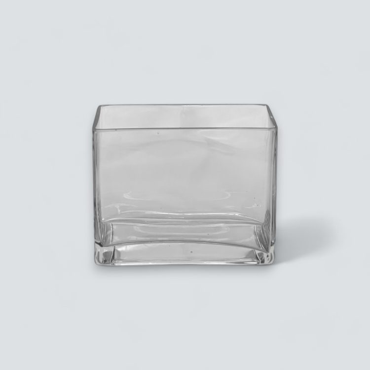 alquiler de mobiliario para eventos y bodas en sevilla. Alquiler de cubo rectangular de cristal para decoracion